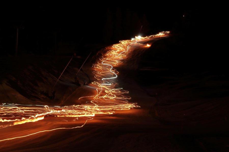 Descente aux flambeaux sur les pistes de ski alpin