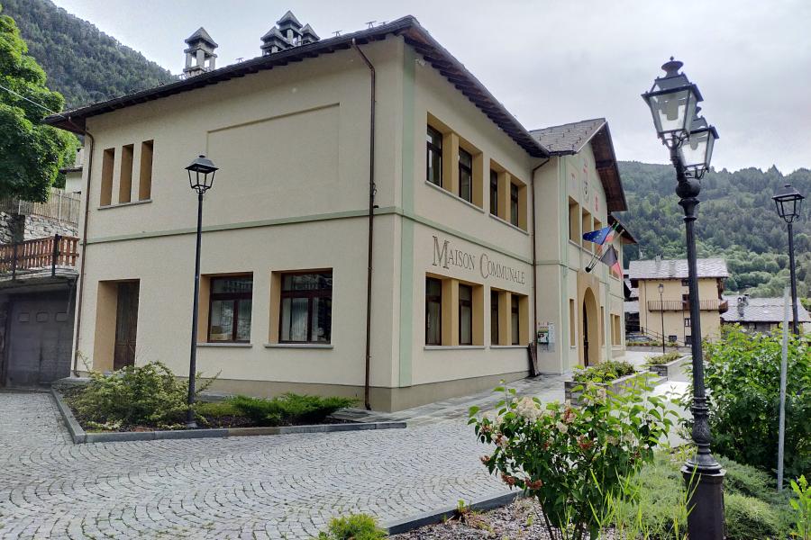 Piazza del Municipio  Présentation du livre Châteaux de conte de fées en Vallée d'Aoste