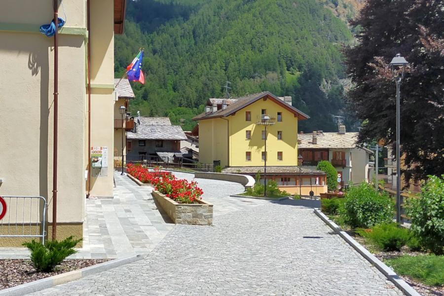 Piazza del Municipio  Yoga Monterosa: Sentieri di realizzazione