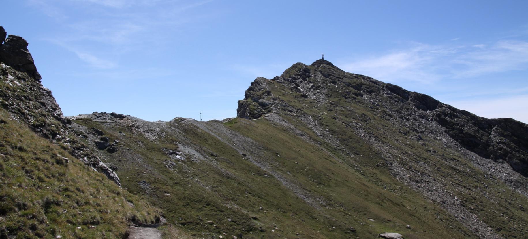 La cresta con la stazione meteo e la cima dello Zerbion