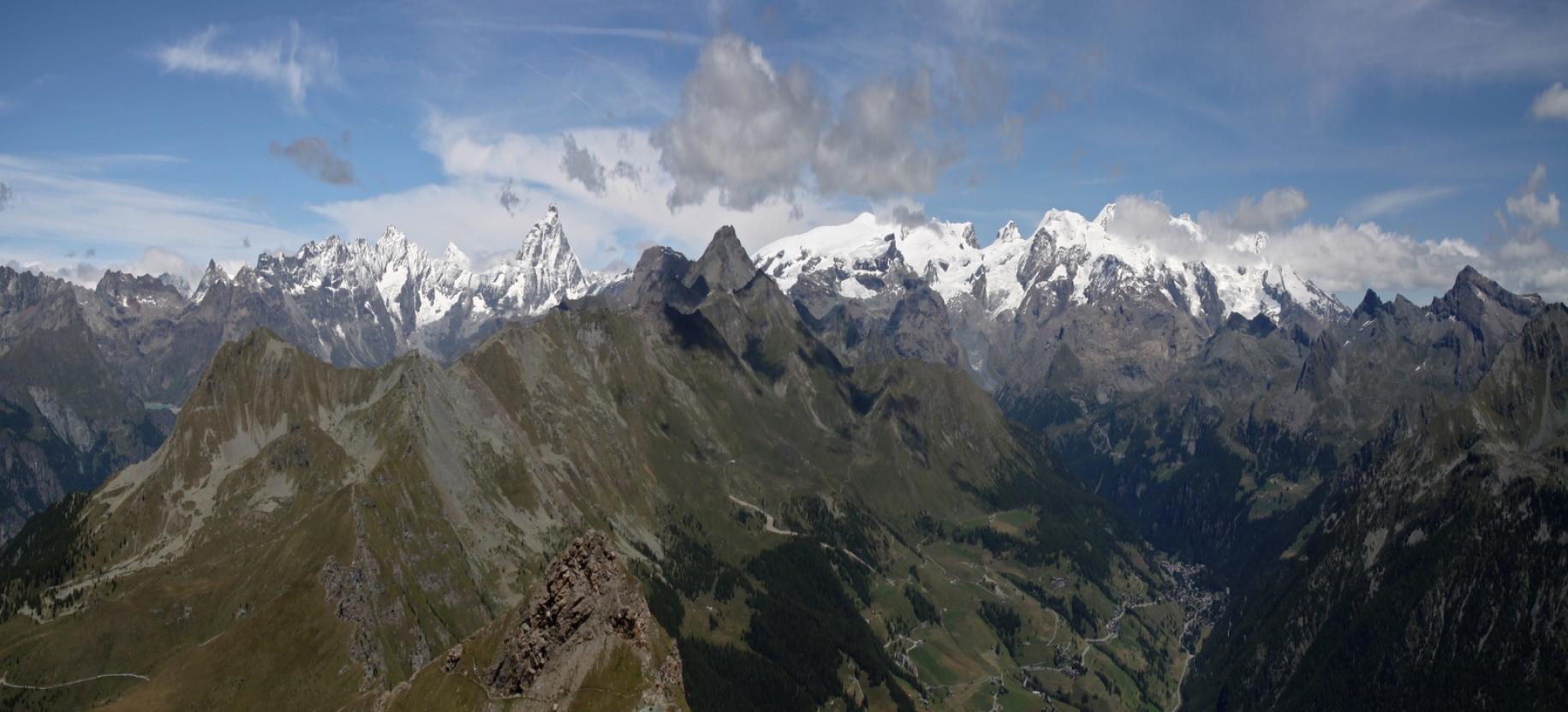 Panoramica a nord dalla cima, verso Cervino, Rosa e conca di Ayas