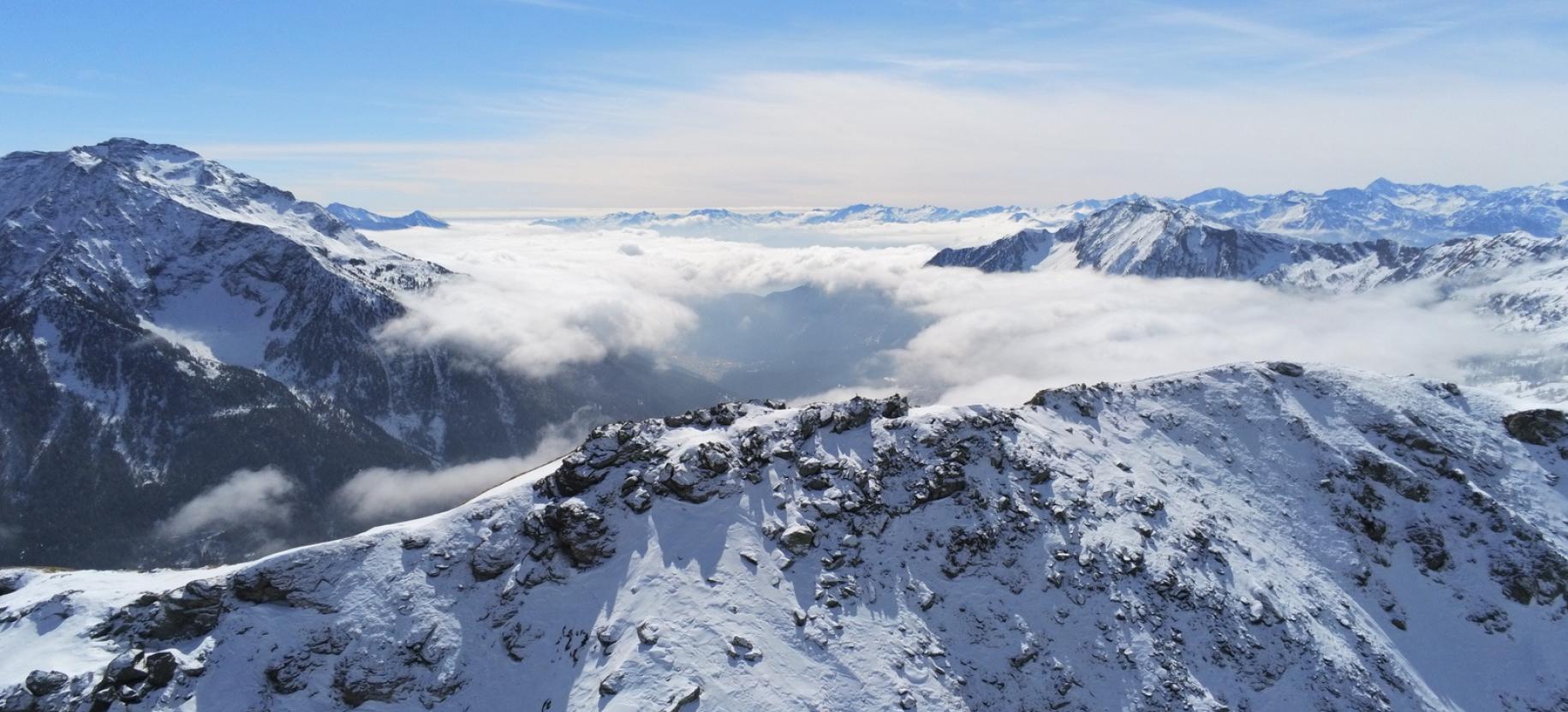 Immagine aerea della cima del Facciabella vista da nord.