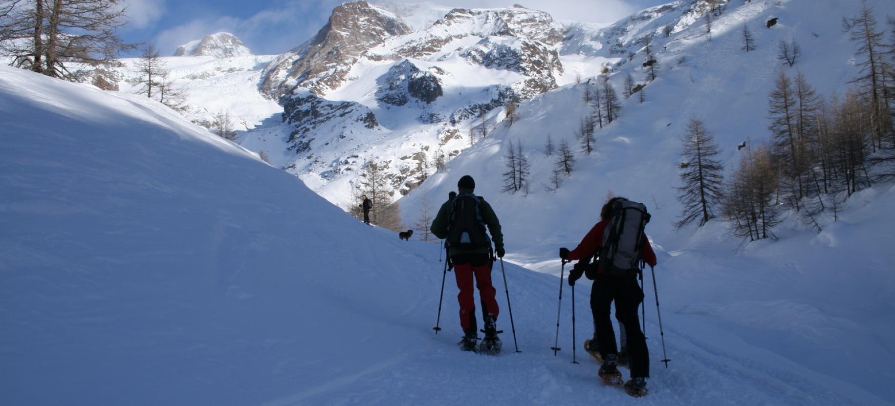 In cammino sulla strada verso il Pian di Verra Superiore con Polluce e Castore sullo sfondo.