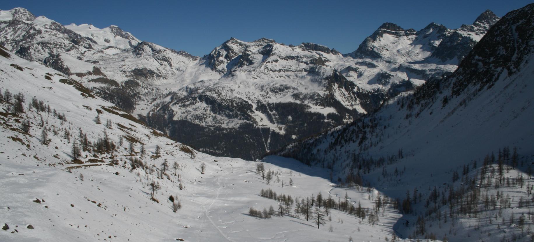 Ritorno a valle lungo la strada, con le cime dal Lyskamm Orientale al Testa Grigia sullo sfondo.