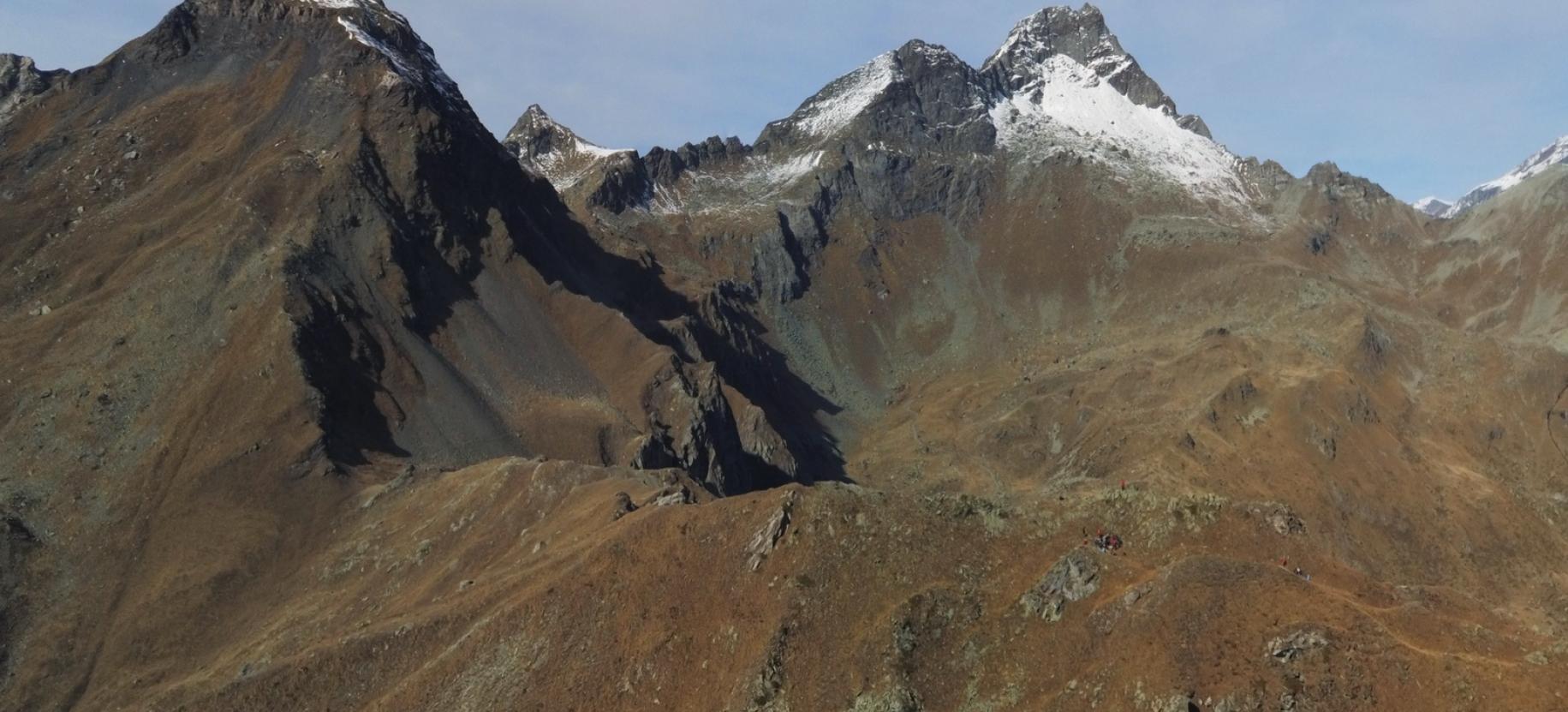 Panoramica aerea autunnale del Facciabella con Becca di Nana e gruppo dei Tournalin.