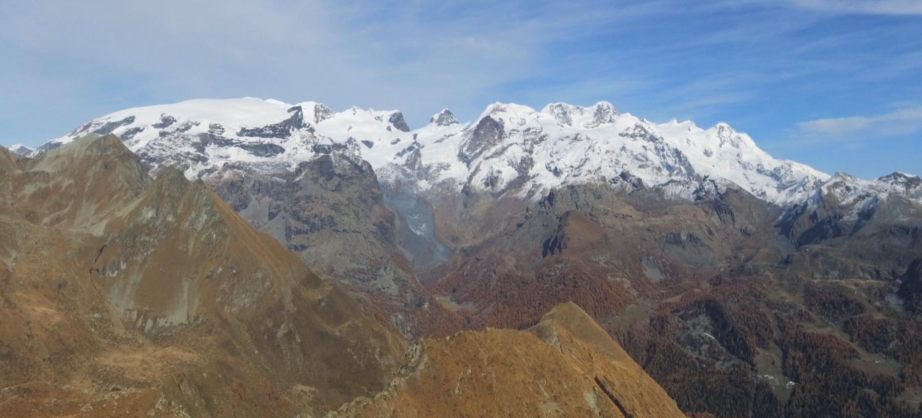 Panoramica aerea autunnale con il Facciabella in primo piano e il Rosa sullo sfondo.