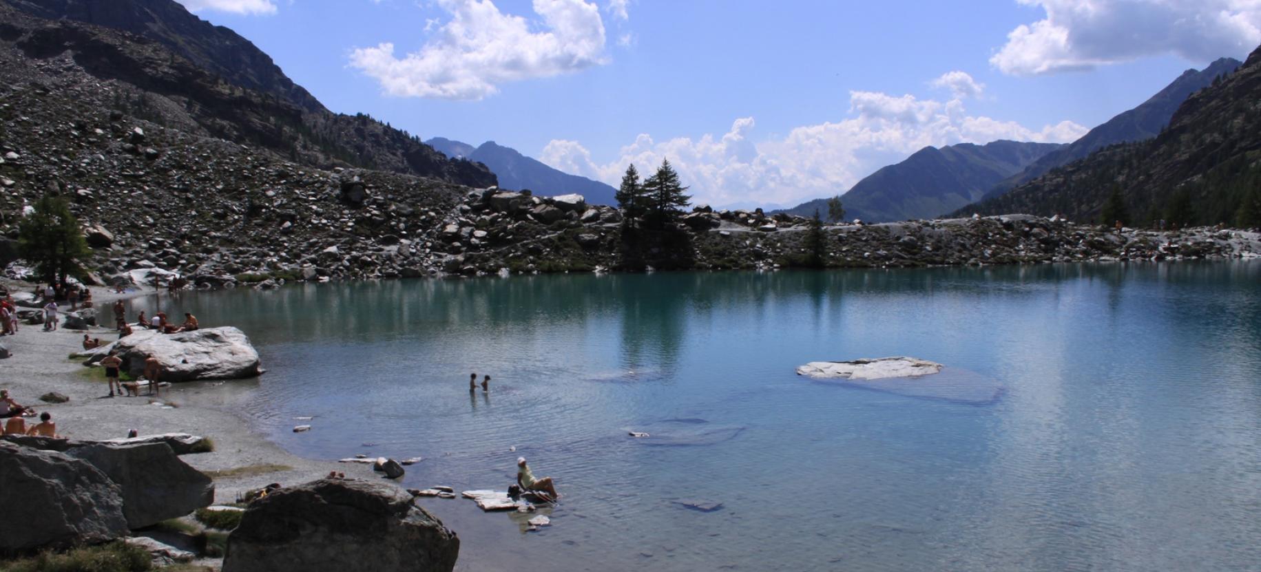 Il Lago Blu visto dalla sponda nord.