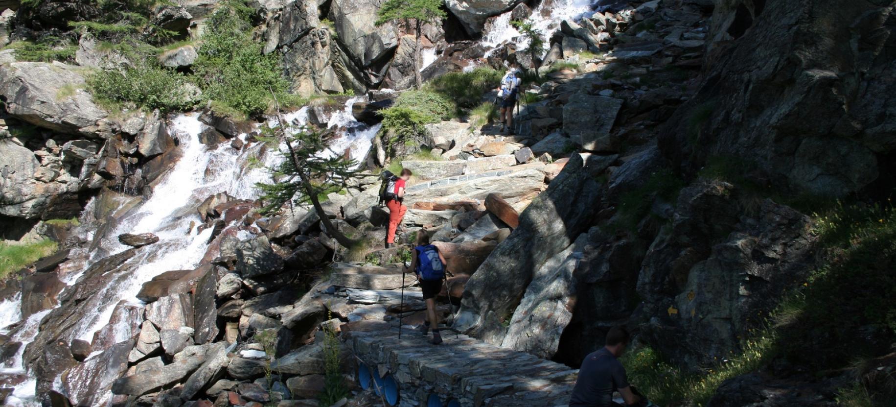 La salita lungo il torrente verso il Pian di Tzère.