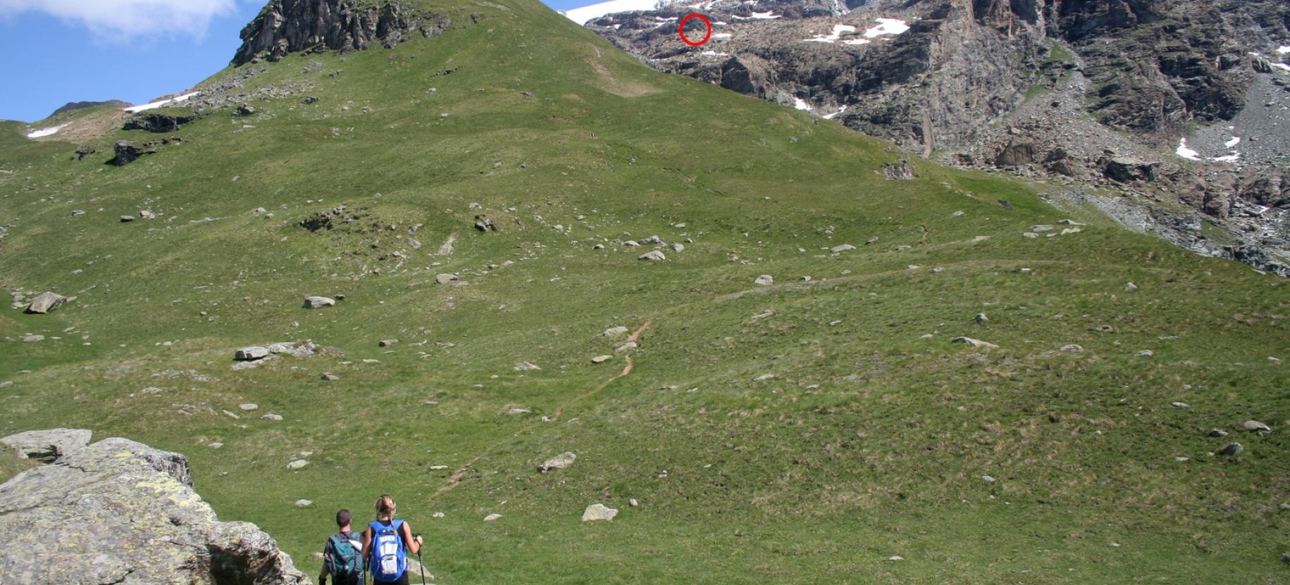Il traverso sul pendio est del Palon di Tzère con in evidenza la posizione del bivacco.