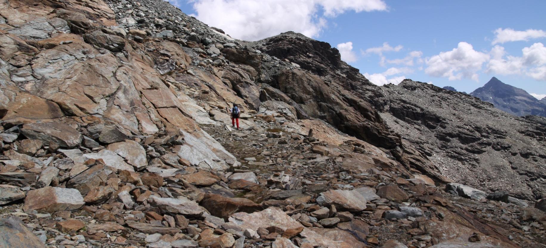 Prima parte del cammino tra il bivacco e il Gran Lago di Tzère.