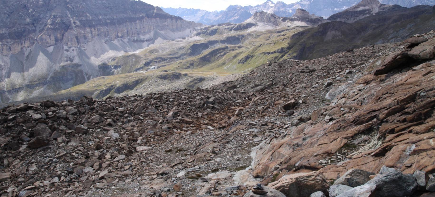 Ritorno sulla pietraia verso il bivacco.