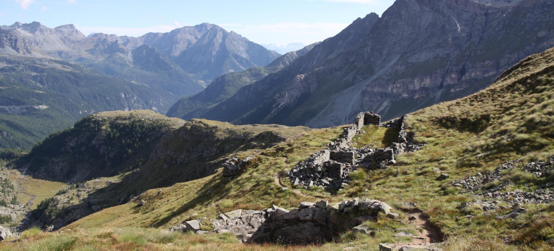 Passaggio a fianco ai ruderi dell’Alpe di Tzère.