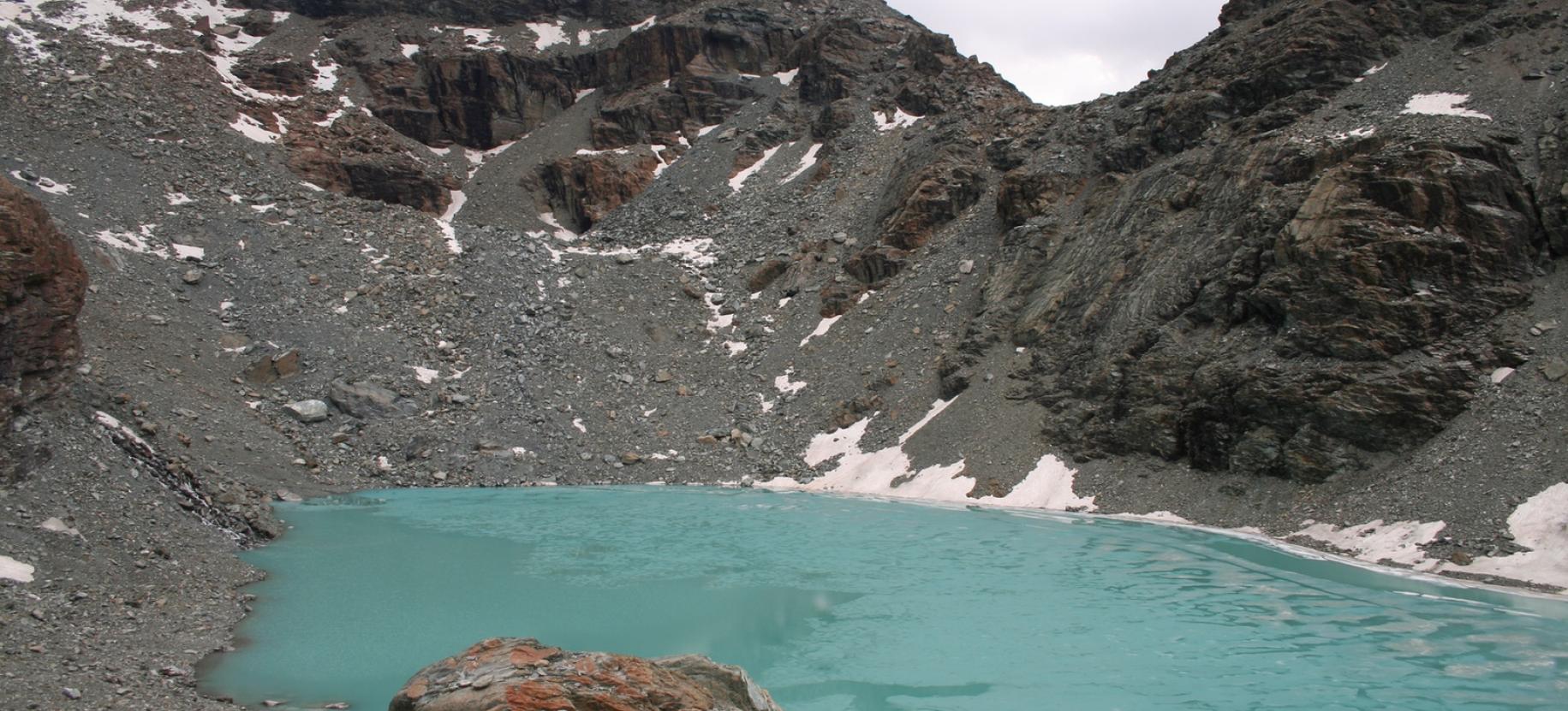 Il Gran Lago di Tzère ancora parzialmente ghiacciato.