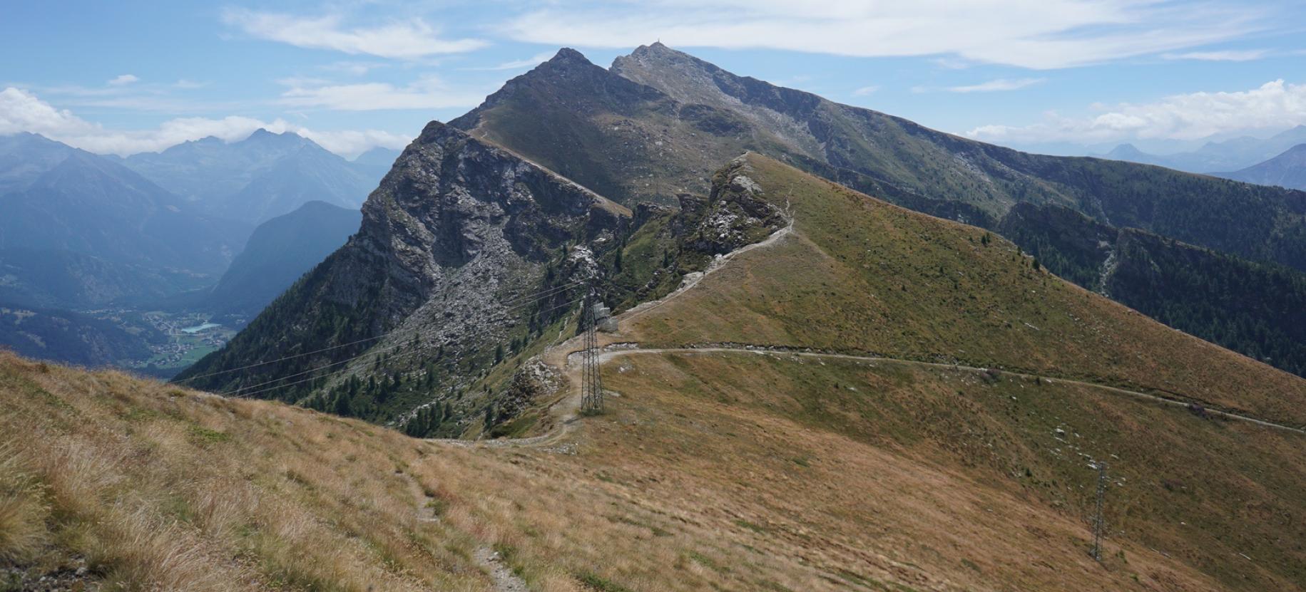 Si evita la strada che scende a destra restando in cresta verso il Colle Portola.