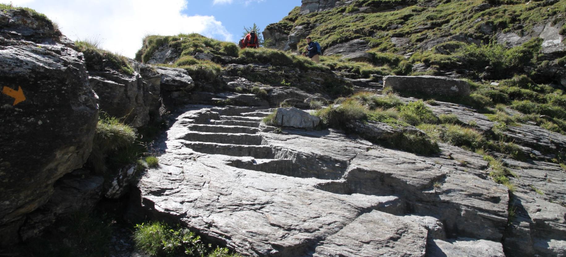 Alcuni gradini intagliati in una placca di roccia prima del Colle Portola.