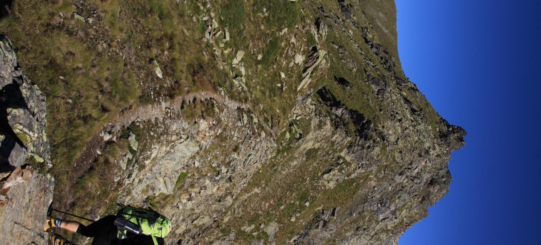 Sentiero in cresta con qualche roccetta prima di spostarsi sul versante ovest per evitare la zona rocciosa di fronte.