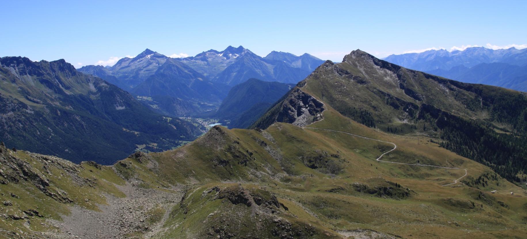 Panorama verso sud dalla cima, con la cresta di confine appena percorsa.