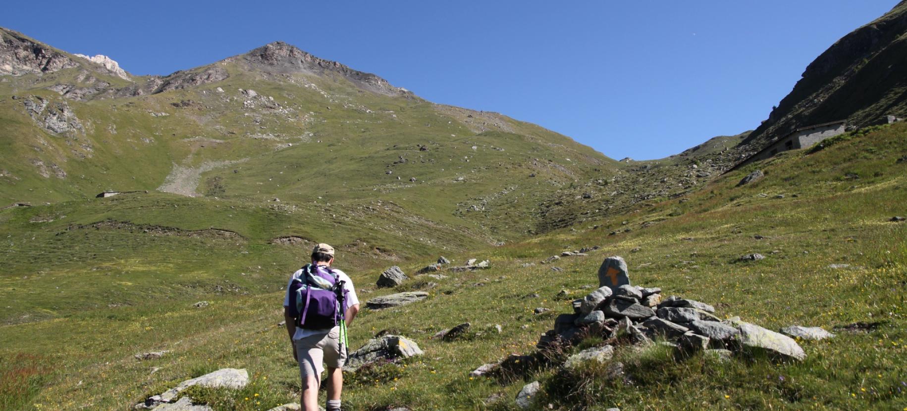 Avvicinamento all’Alpe Vascoccia (a destra). A sinistra l’Alpe Pian Pera.