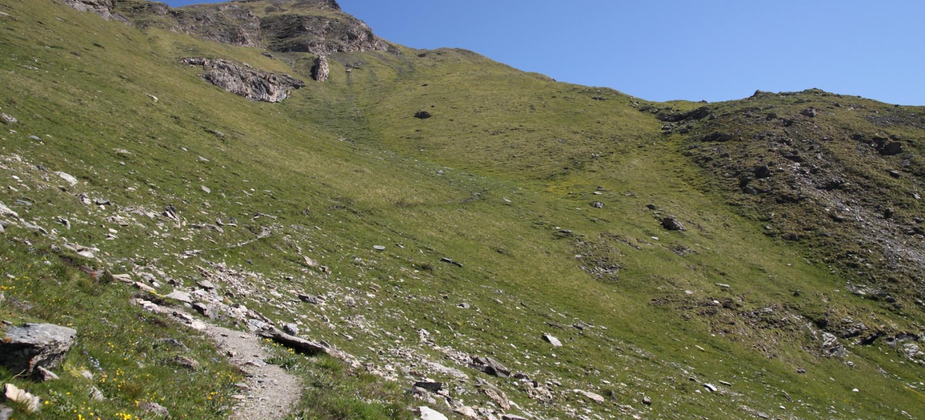 Il traverso in salita che aggira la conca dopo la sorgente.