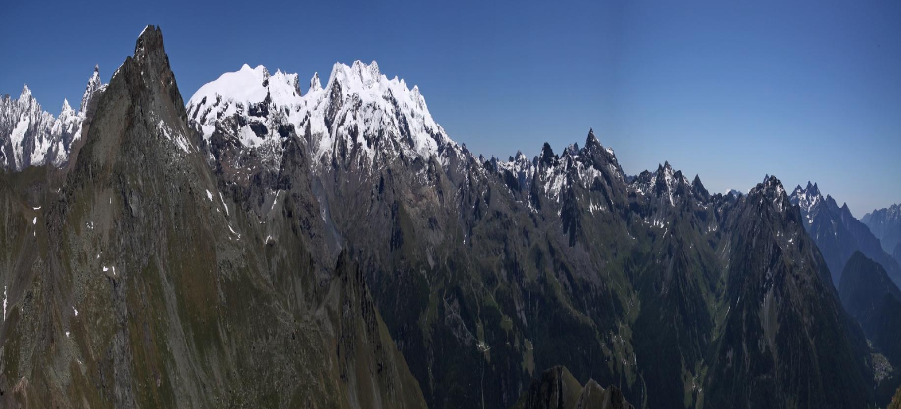 Panorama verso nord ed est dalla cima.