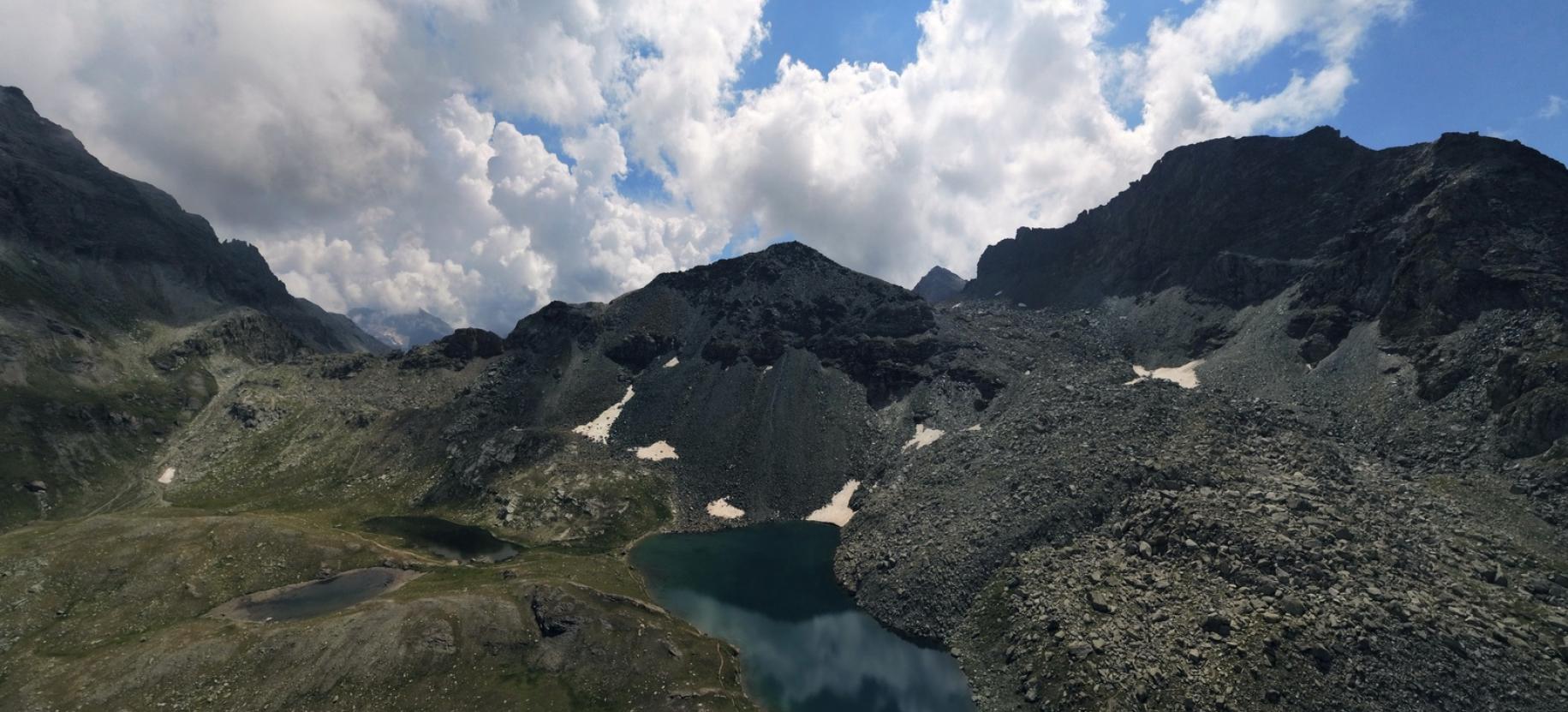 Panoramica aerea dei Laghi Pinter, con il Colle Pinter a sinistra e la Gran Cima a destra (eventualmente per copertina).