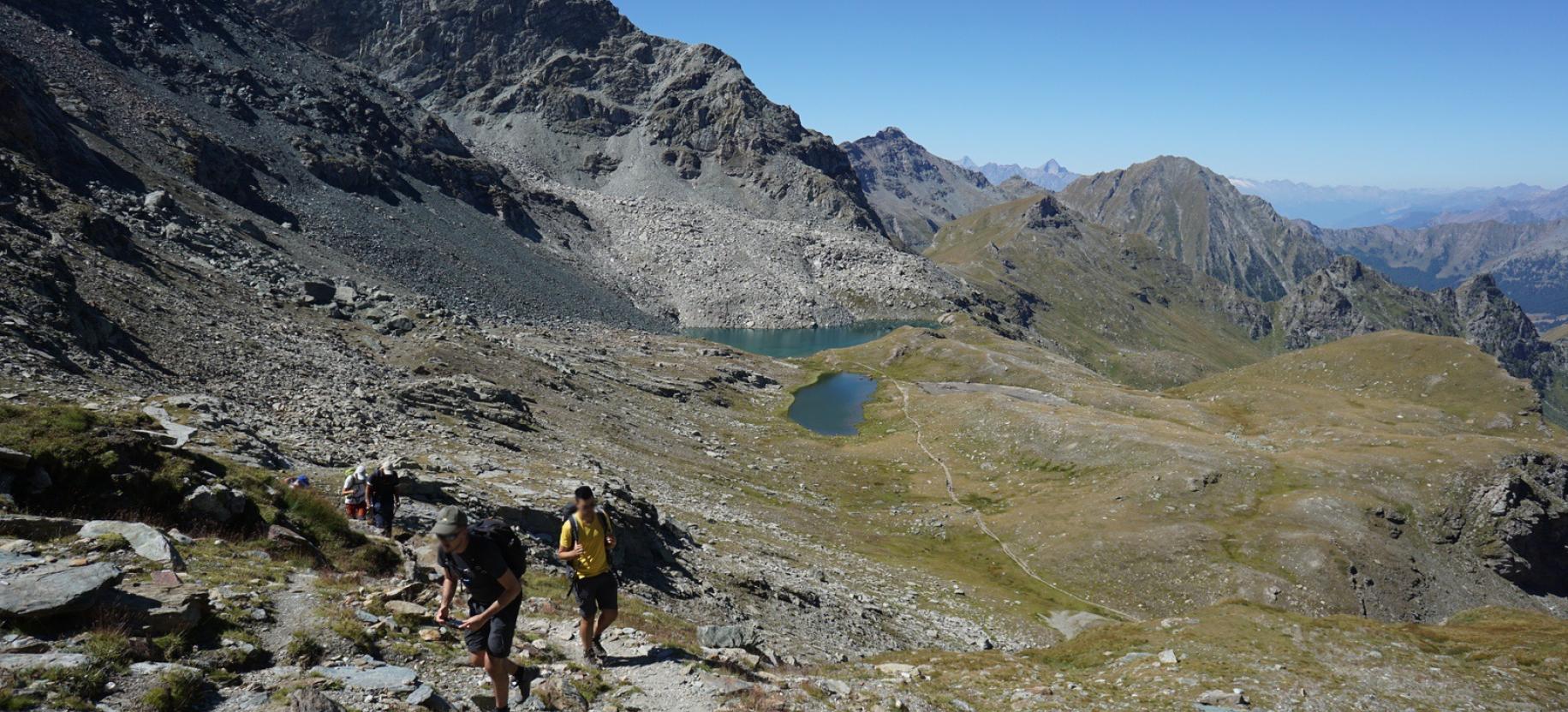 Prima parte di salita, con i Laghi Pinter in secondo piano.