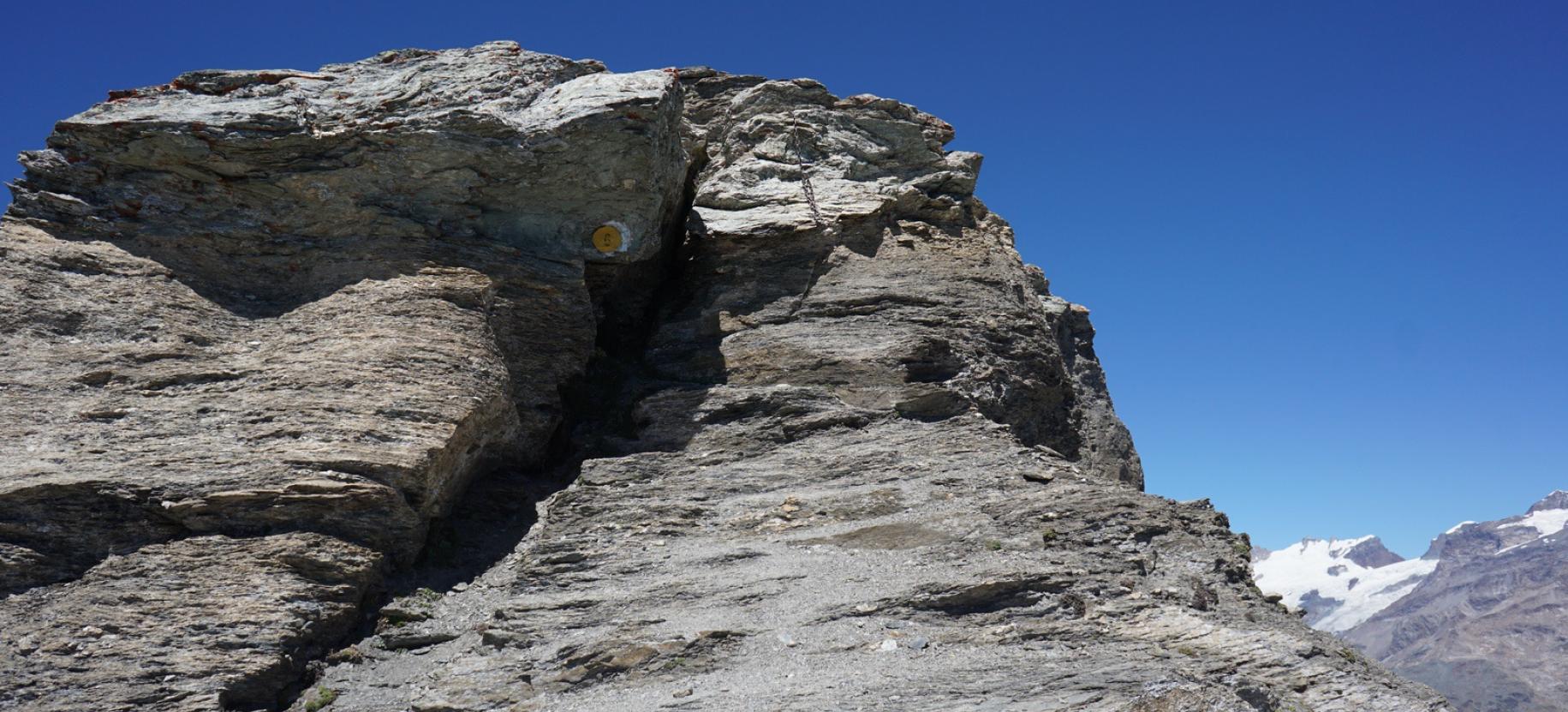 Il salto di roccia attrezzato con una catena.