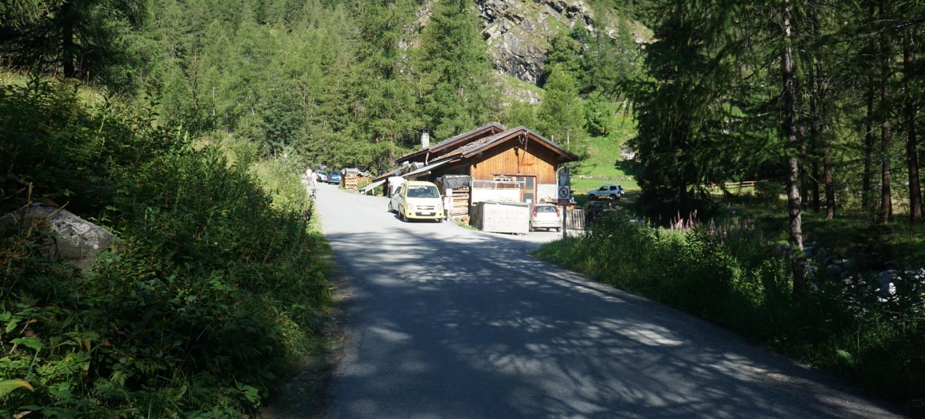 La strada nei pressi della falegnameria a Blanchard.