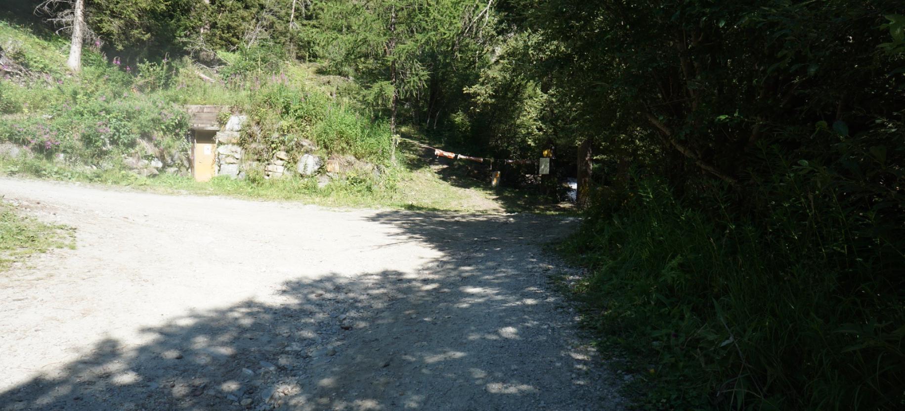 L’inizio del sentiero 8E all’esterno del tornante della strada.