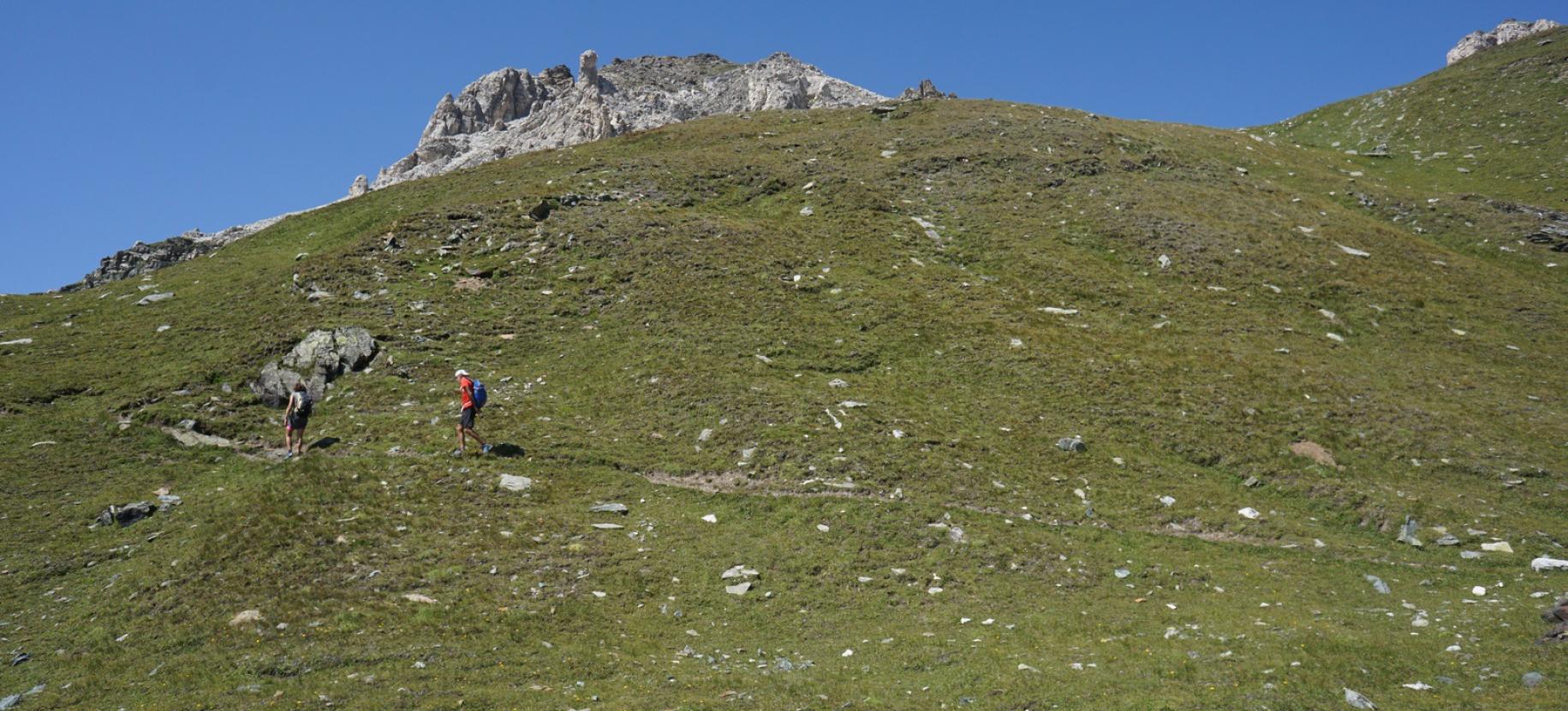Prima del Lac Pers si prende quota con una coppia di tornanti sul lato sinistro.