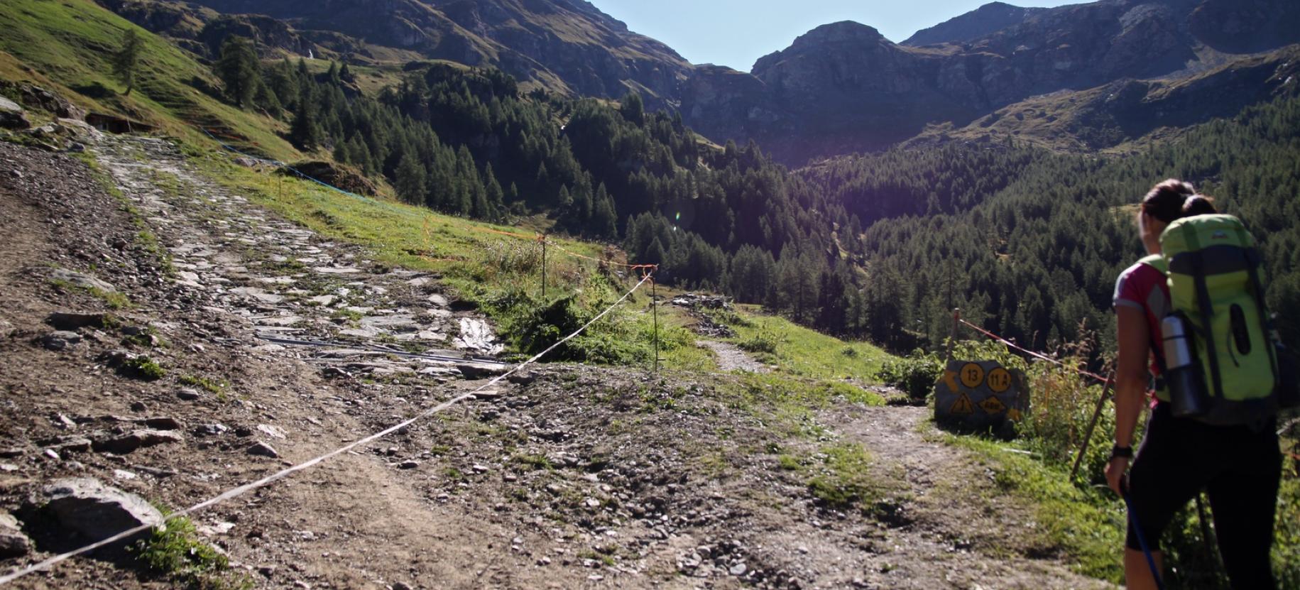 La fine della strada, che sale ad un alpeggio (si procede dritti sul sentiero.