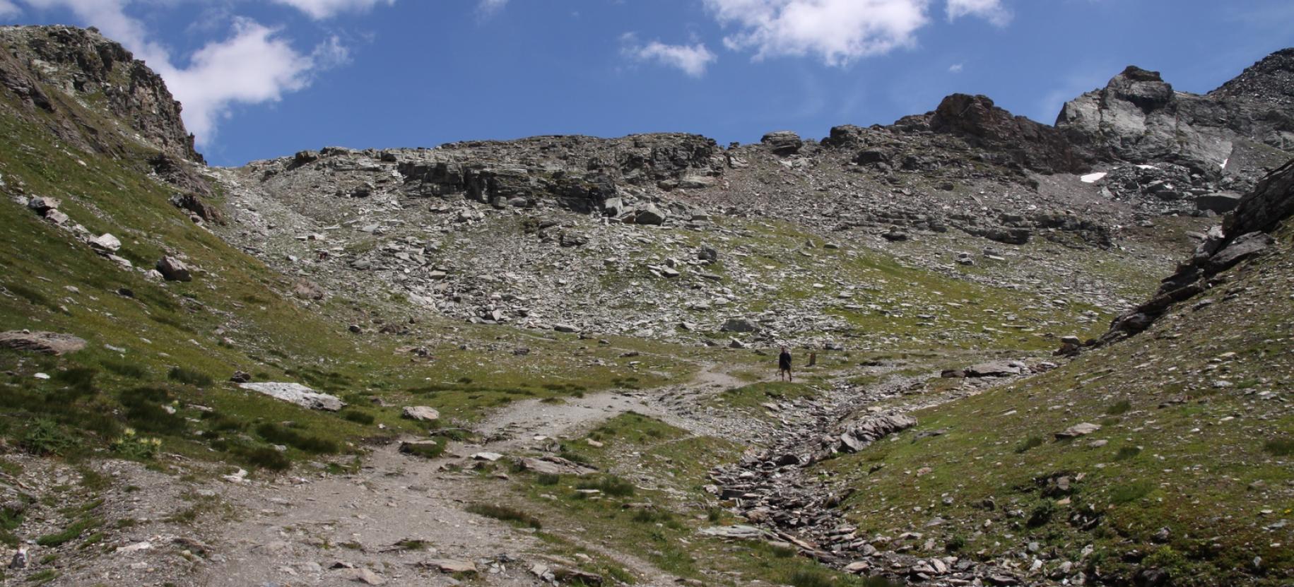 Arrivo al piano dei Laghi Pinter (a destra) con il Colle Pinter in vista (a sinistra).
