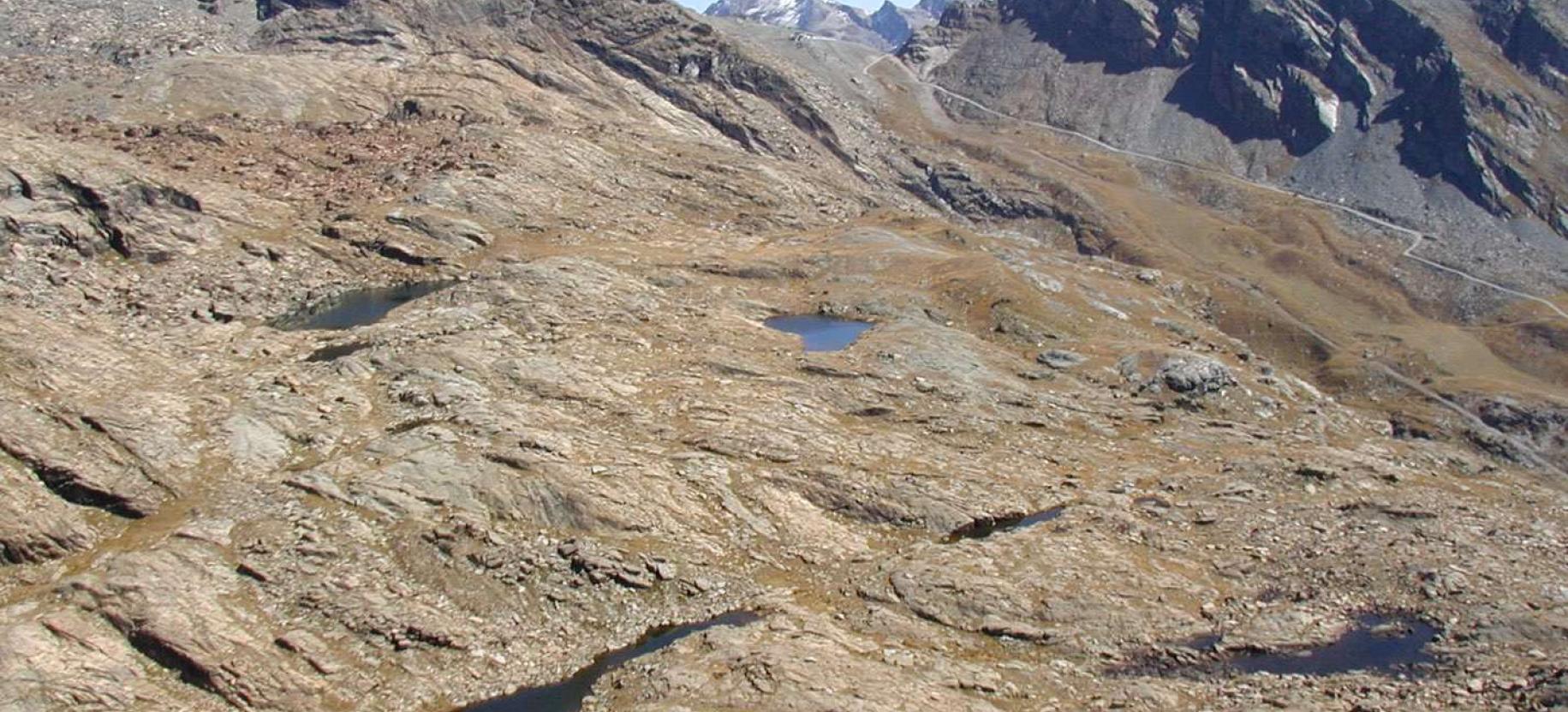 Il gruppo dei Laghi di Resy visto dal Palon di Resy, con la P.ta Bettolina, il Colle Bettaforca e il M. Bettaforca sullo sfondo.