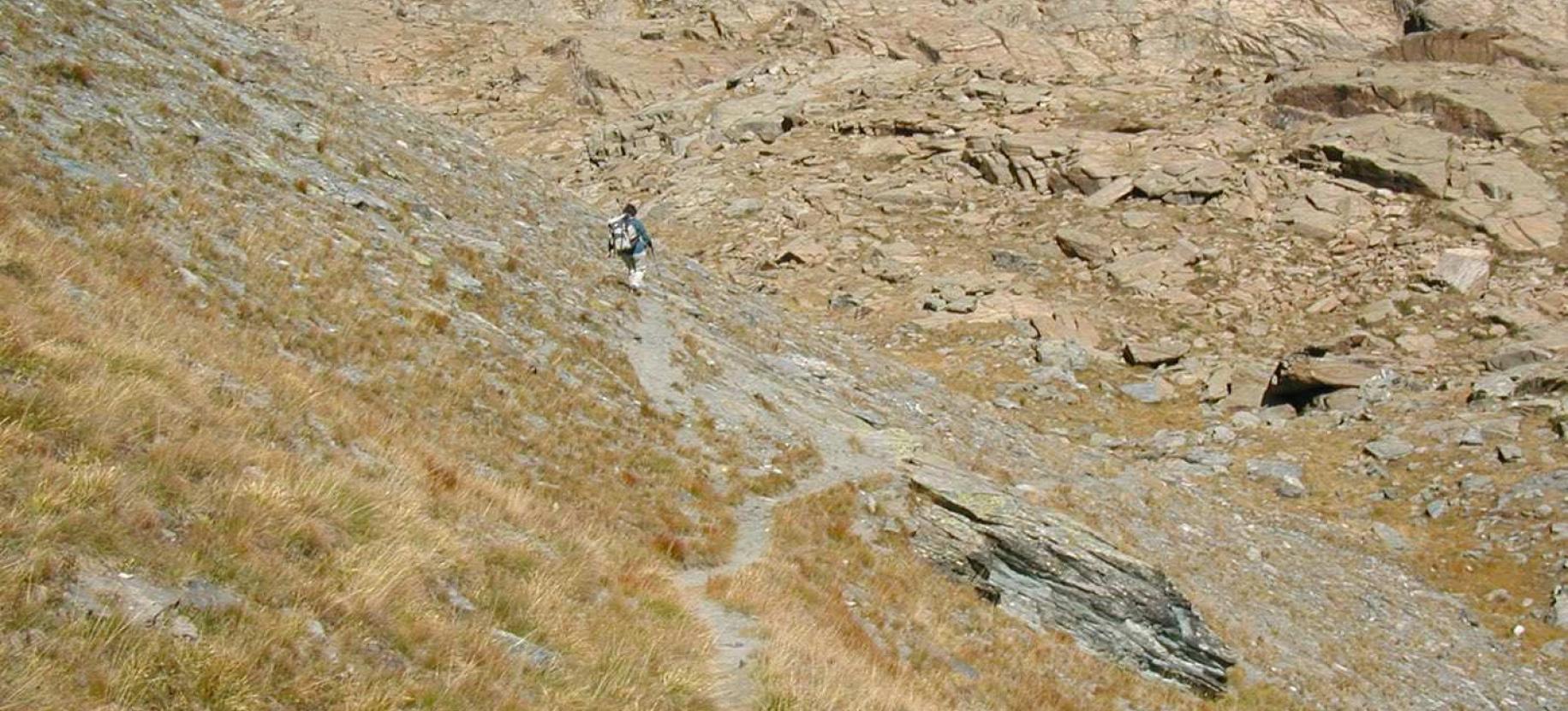 Termine della discesa verso il pianoro, su terreno più detritico.