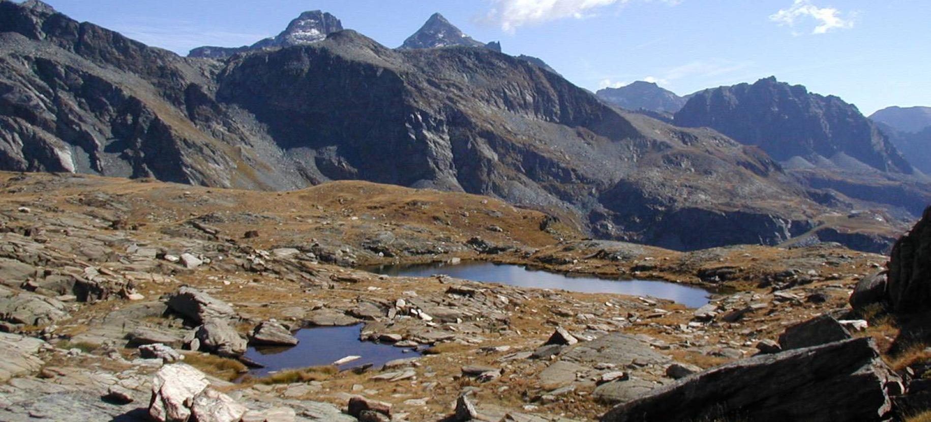 Due dei Laghi di Resy con il panorama verso sud (Rothorn, Testa Grigia, Gran Cima, M. Sarezza e Corno Bussola sullo sfondo).