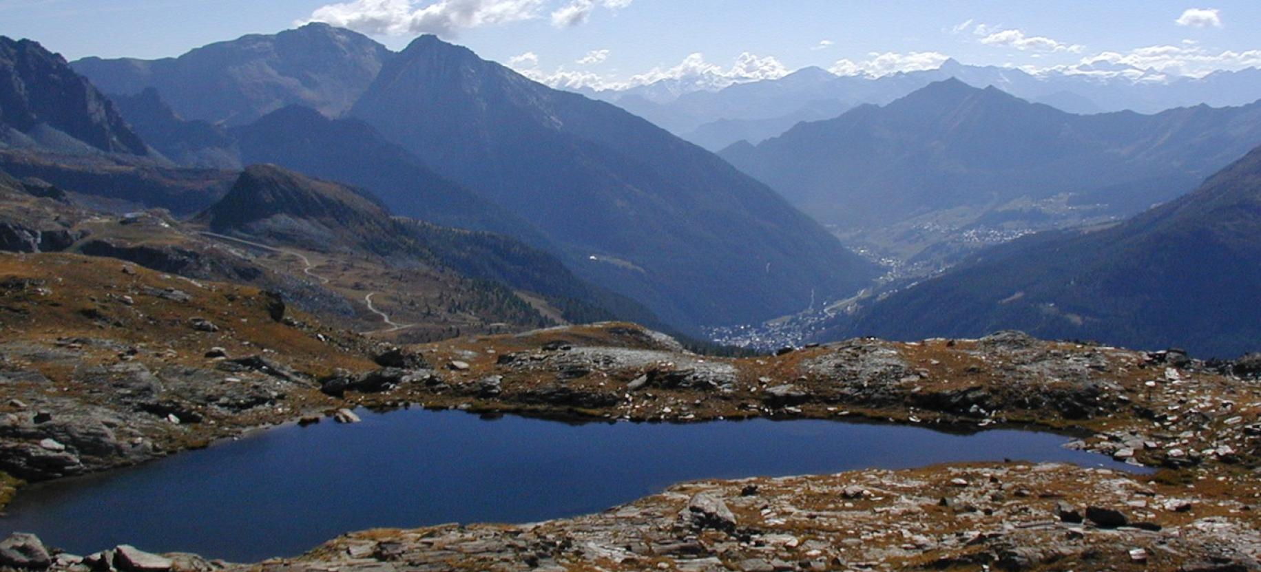 Uno dei Laghi di Resy e il panorama sulla conca di Ayas.