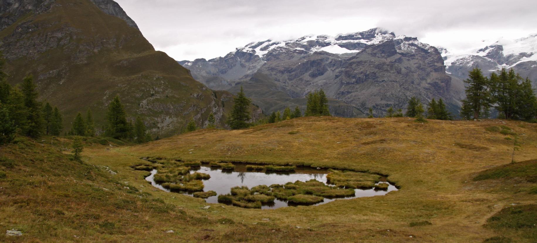Il piccolo Lago Lochien e il panorama sul Rosa.