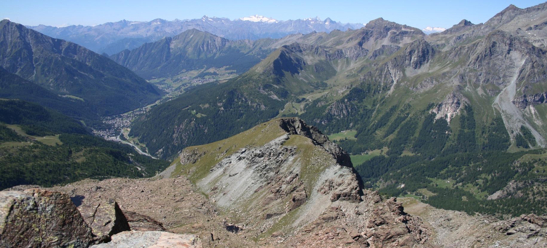 Il Palon di Resy, al centro, visto dal M. Rosso di Verra.
