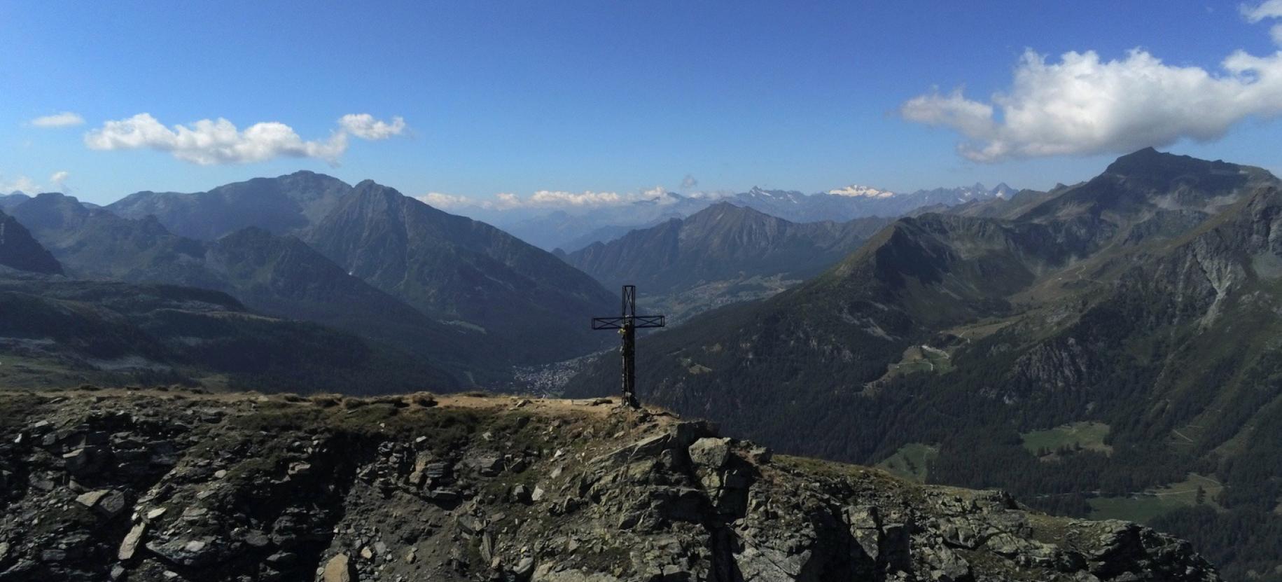 Immagine aerea della croce del Palon di Resy da nord.