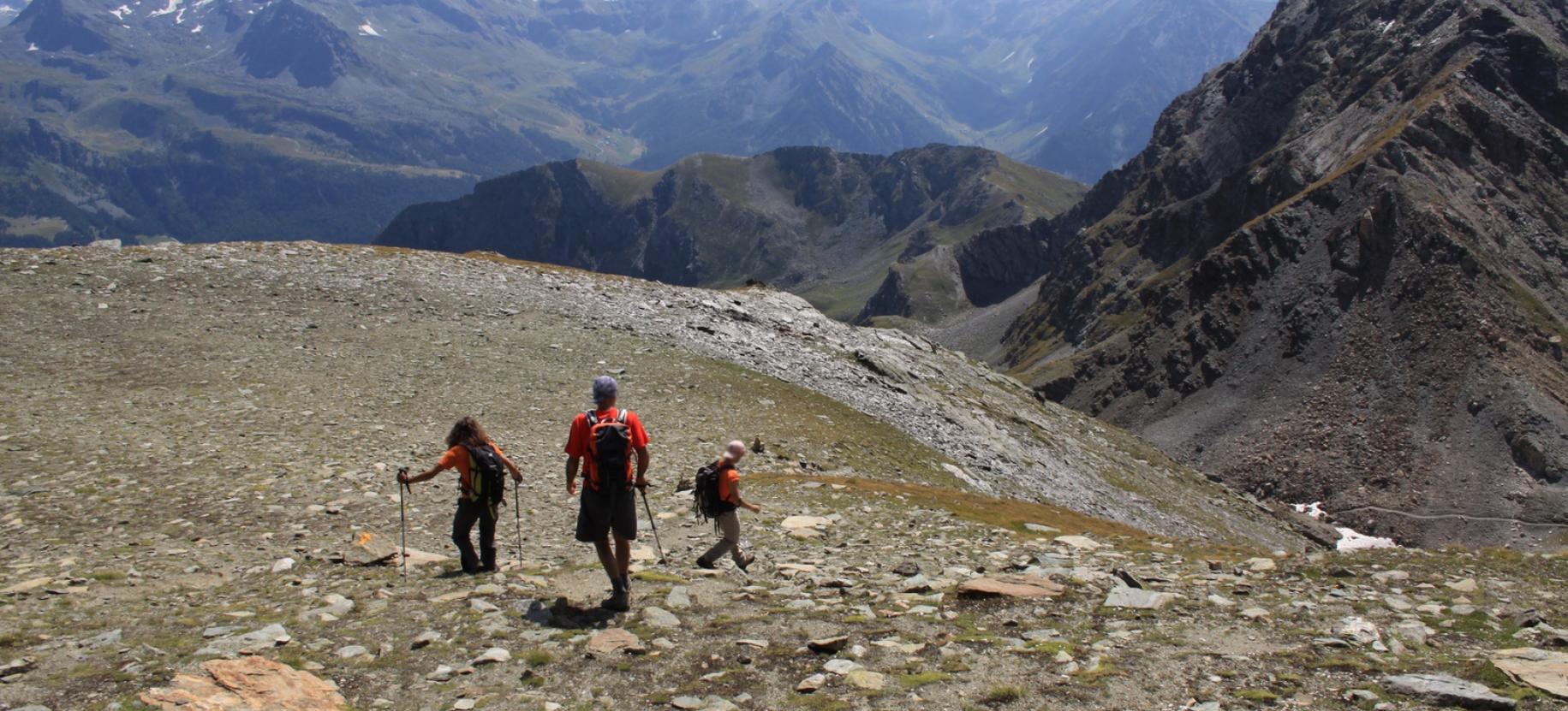 Lasciata la cresta si scende sul pendio a sud.