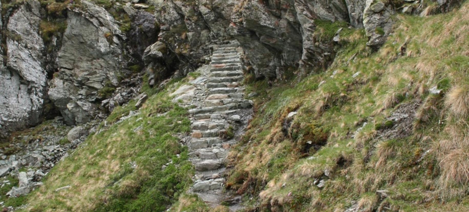 Una scalinata intagliata nella roccia prima del Colle di Nana.