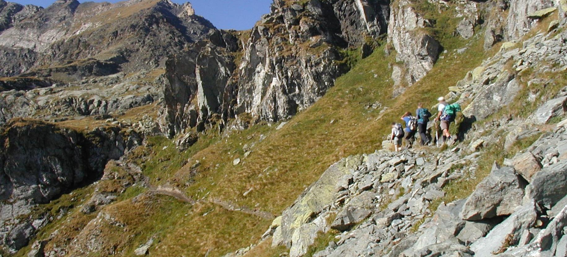 Avvicinamento alla bastionata rocciosa.