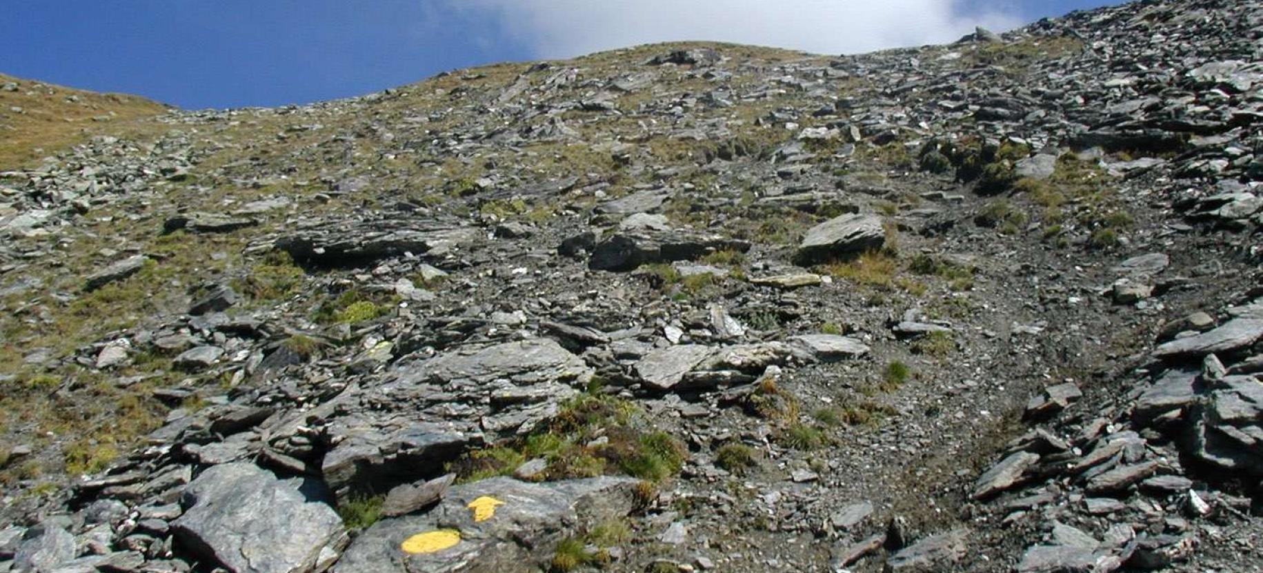 Durante la salita si incontrano bolli gialli sulle rocce.