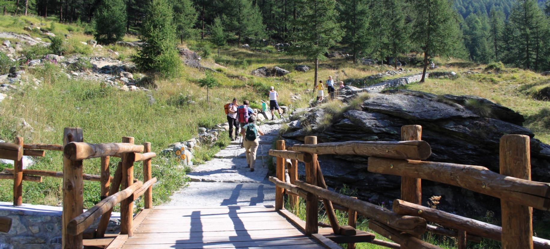 Inizio del sentiero lastricato a monte di Blanchard.