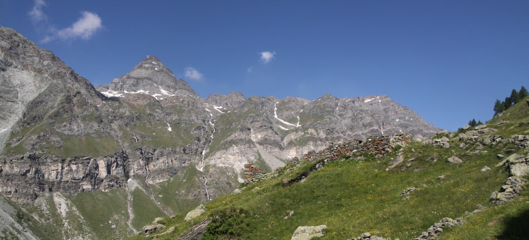 : I ruderi dell’Alpe Ventina con Grand Tournalin e Roisettaz sullo sfondo.