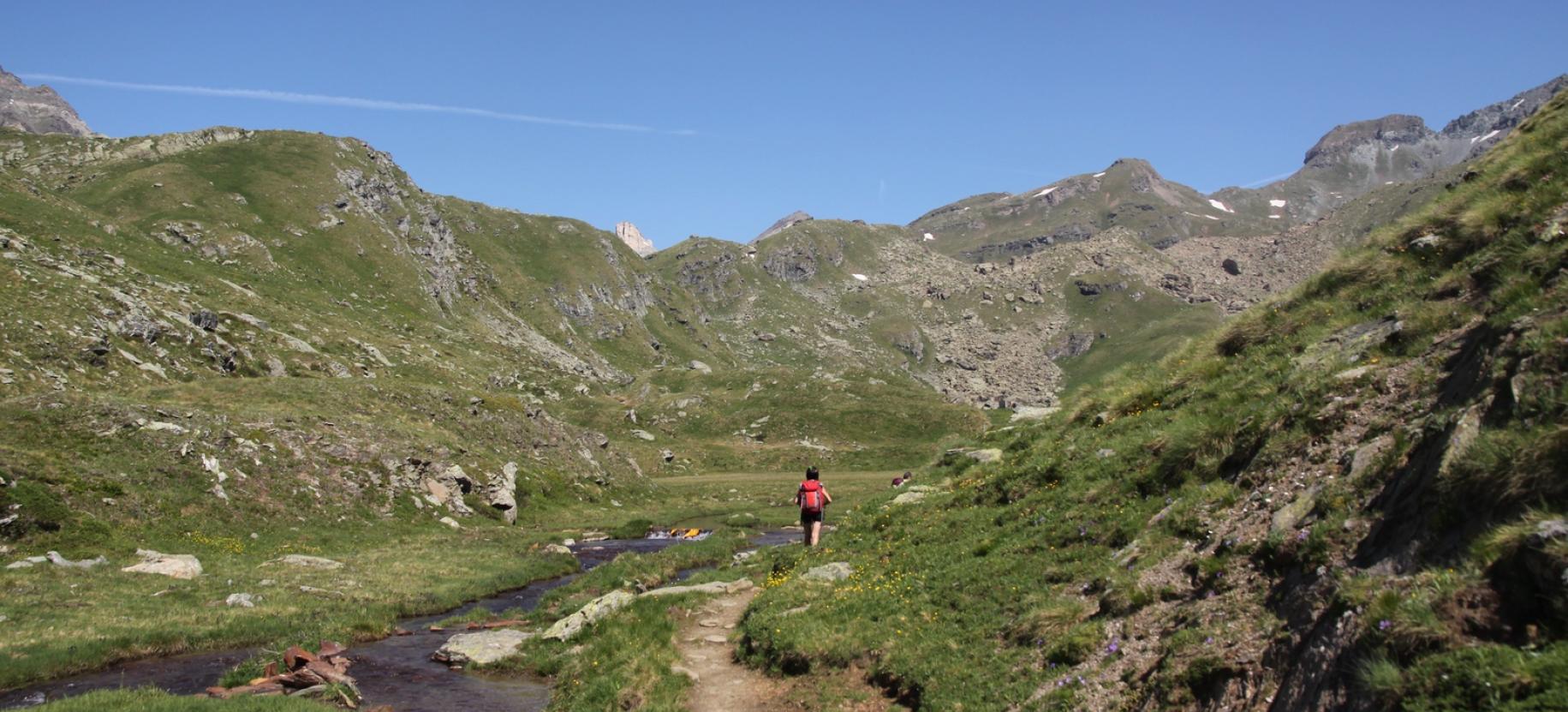In cammino lungo il torrente in vista della conca dell’Alpe Mase.