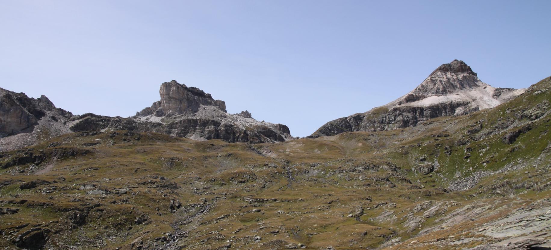 Bec Carrè e Gran Sommetta separati dal Colle Inferiore delle Cime Bianche.