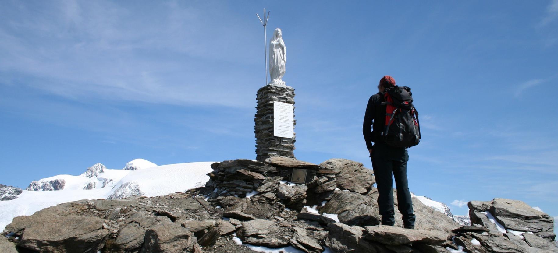 La statua sulla vetta.