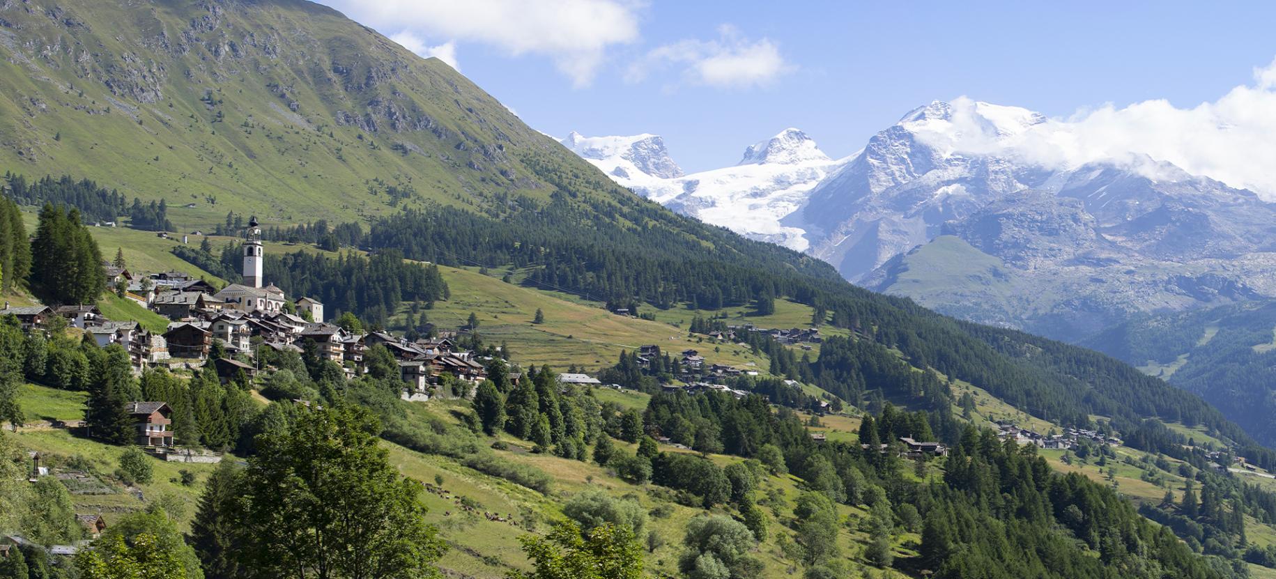 Vue d'ensemble d'Ayas, de la commune d'Antagnod et du massif de Rosa