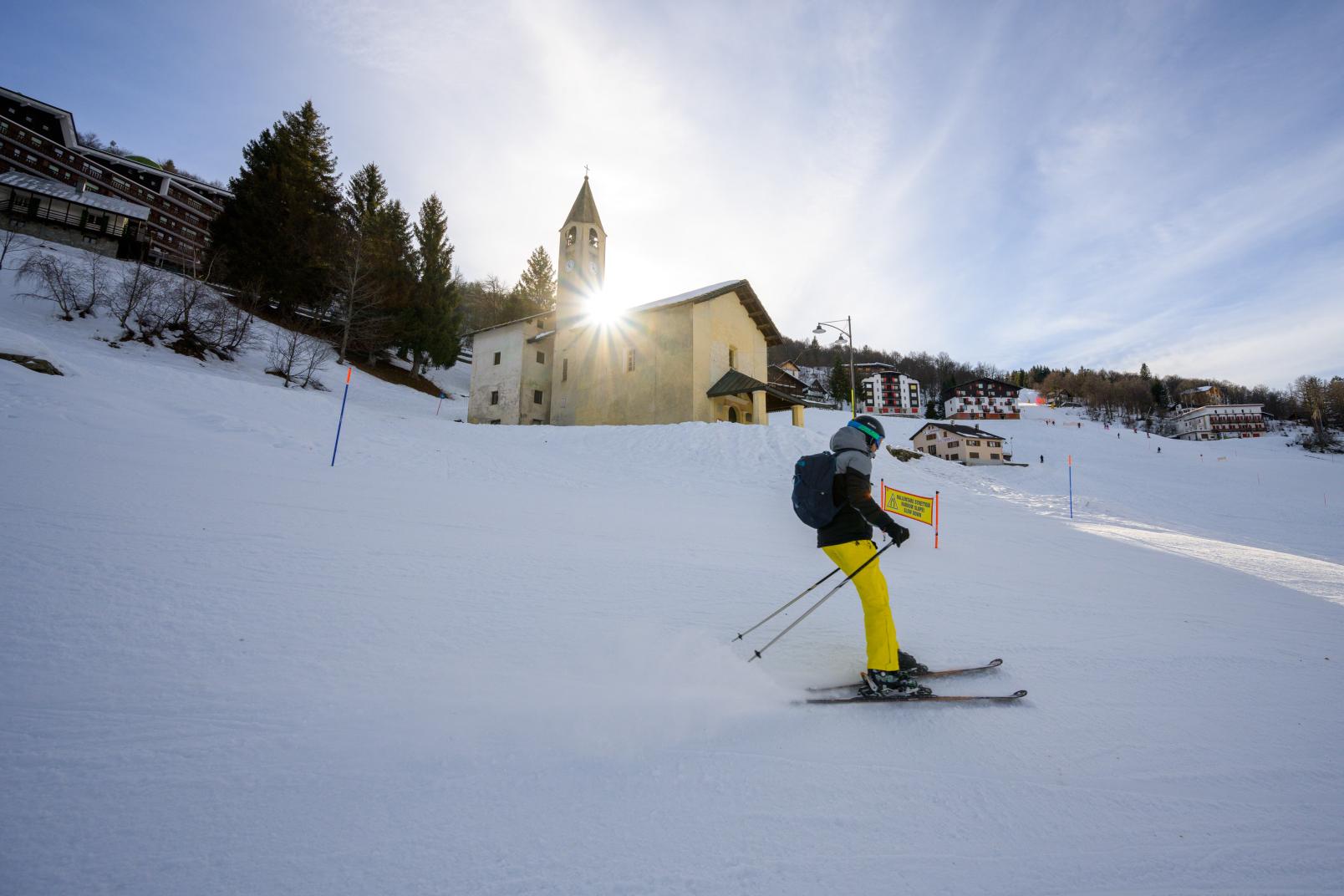 Sci davanti alla Chiesa della Madonna della Neve